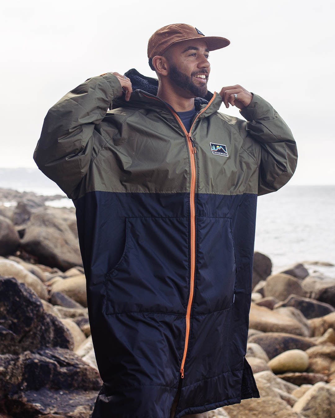 Passenger's Roaming Recycled Sherpa Lined Changing Robe Black/Khaki