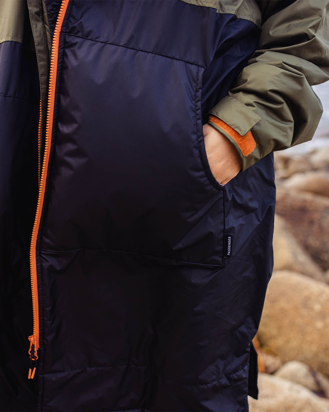 Passenger's Roaming Recycled Sherpa Lined Changing Robe Black/Khaki