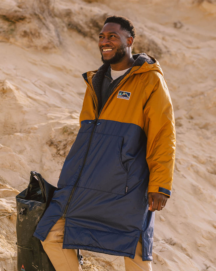 Passenger's Roaming Recycled Sherpa Lined Changing Robe Rich Navy/Golden Brown