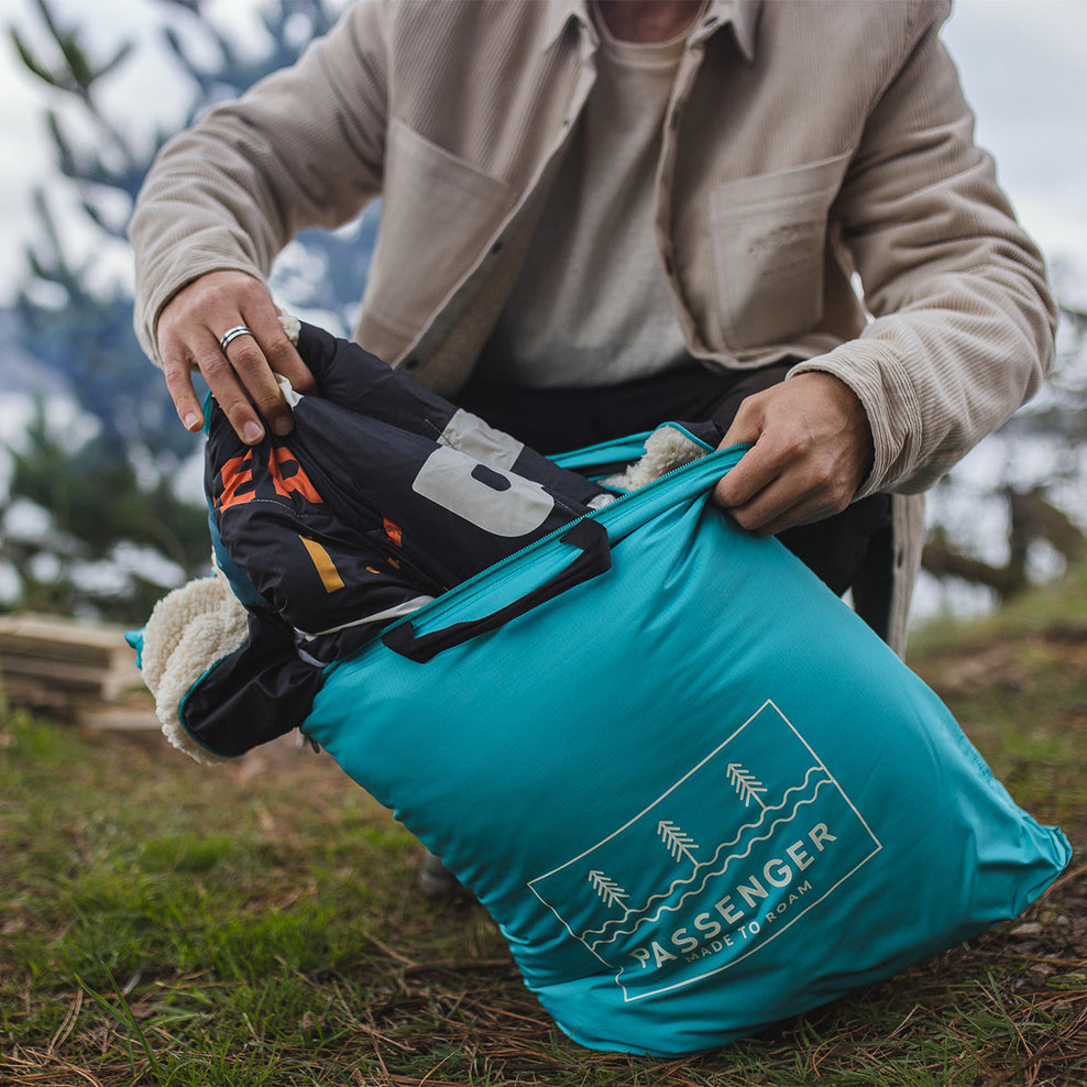 Passenger Nomadic Recycled Sherpa Blanket Black 'Nowhere Bound' Print