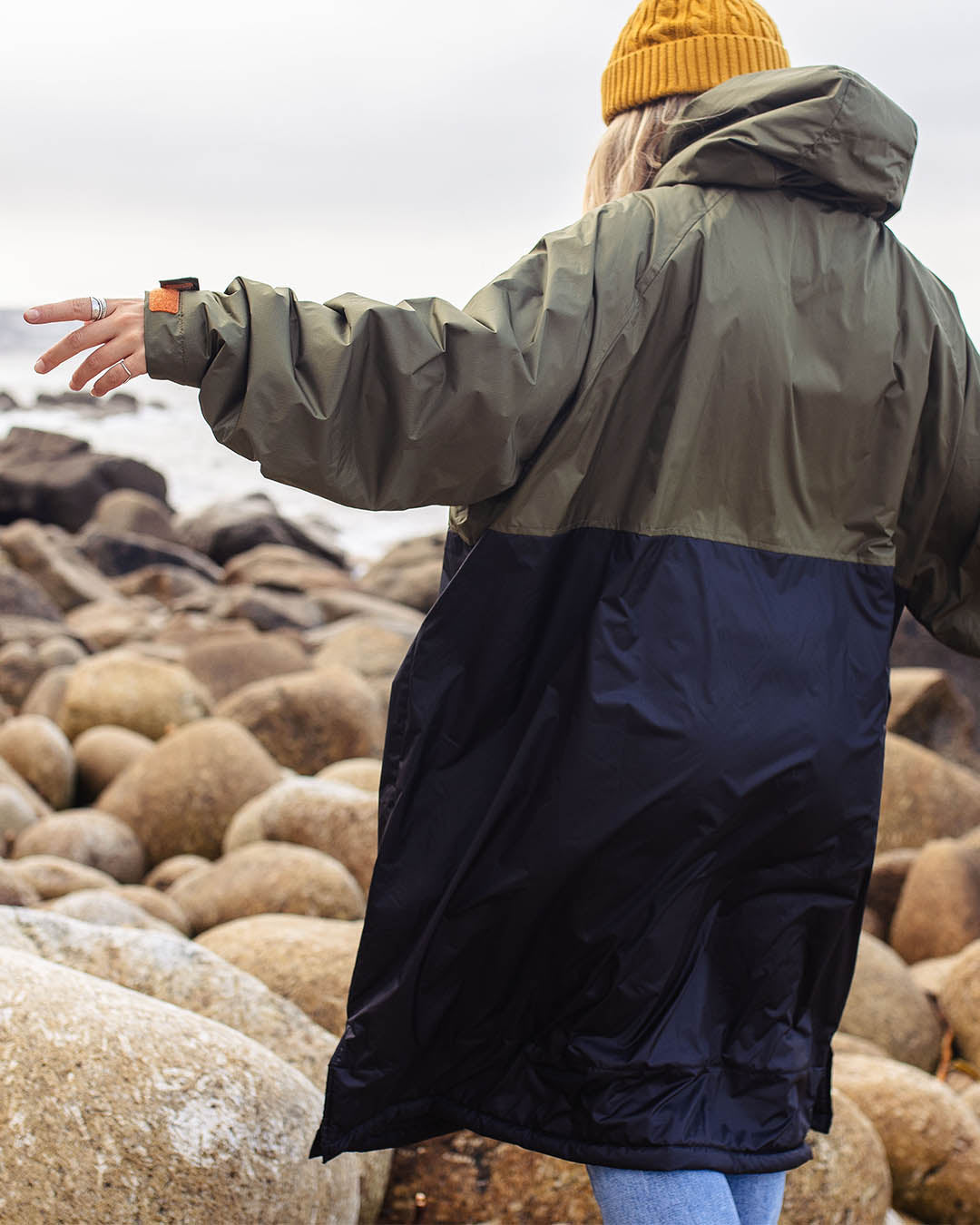 Passenger Roaming Recycled Sherpa Lined Changing Robe Black/Khaki