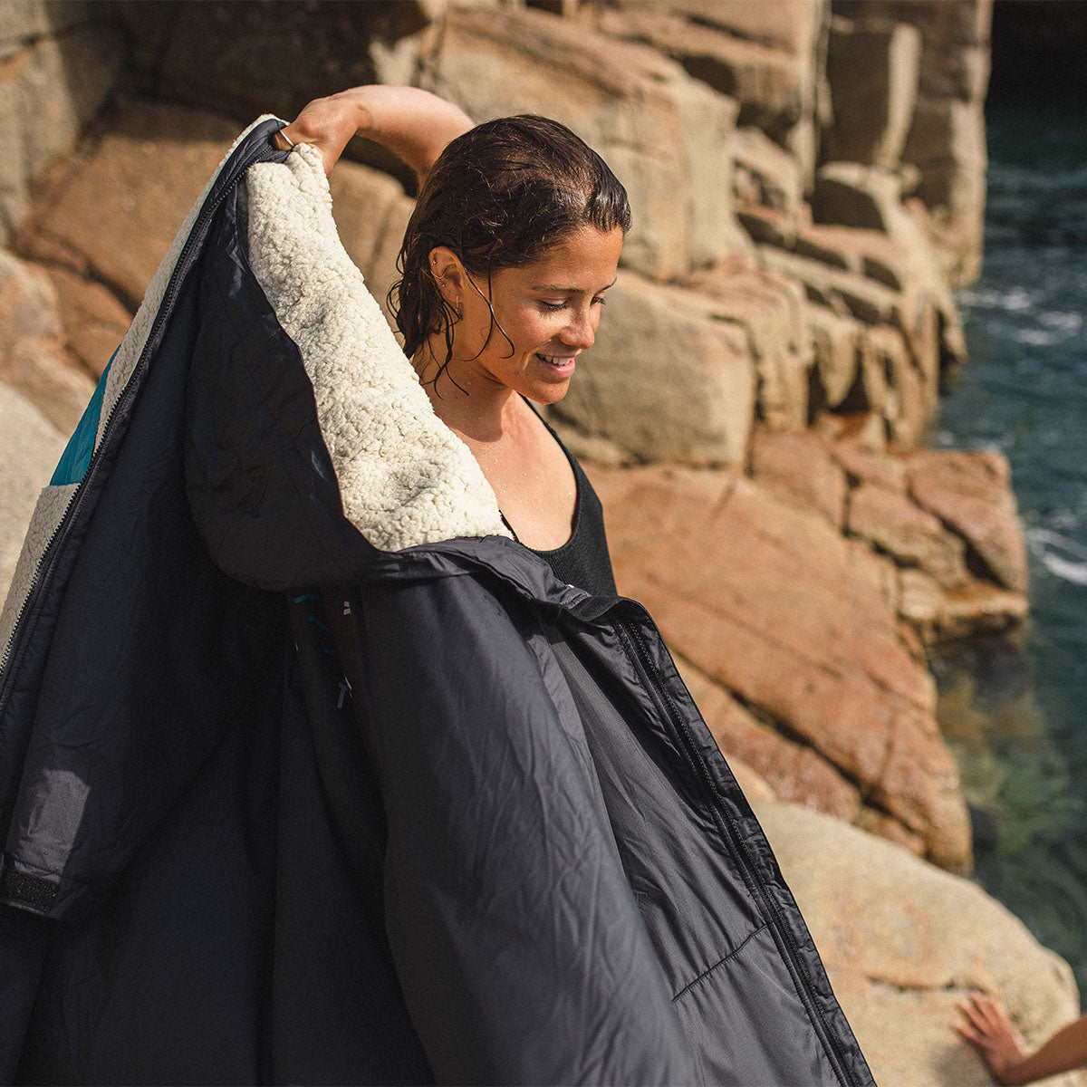 Passenger Escapism Recycled Sherpa Lined Changing Robe Black